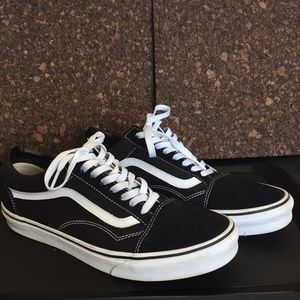 Vans Authentic’s in black canvas and suede